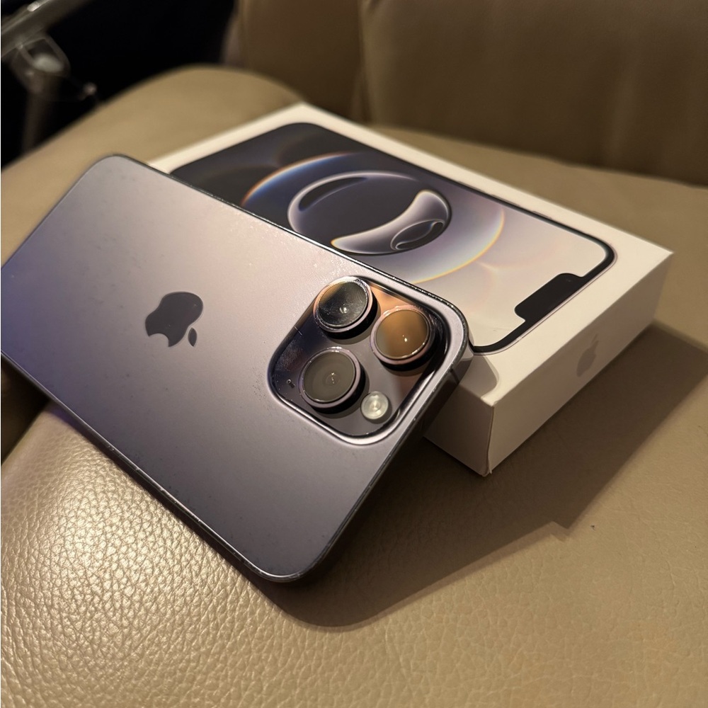 Apple iPhone - Black and Silver - Picture 2 of 4